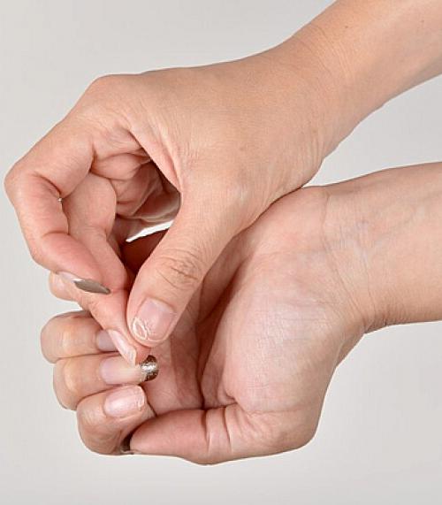 Отслойка гель-лака на кончиках. Почему на ногтях появляются сколы