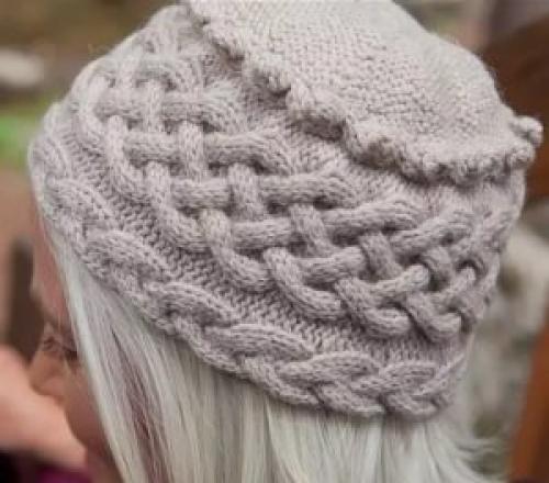 Как связать объемную шапку спицами для женщины. Объемная шапка спицами