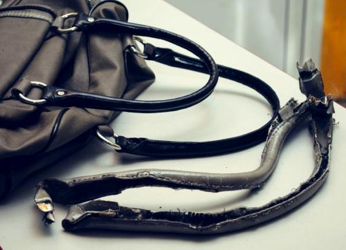 Как можно украсить кожаную сумку. Кожаная сумка: как обновить? 30