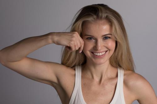 Как сделать, чтобы кожа выглядела увлажненной и сияющей без помощи хайлайтера. Rise and shine: придаем коже естественное сияние без хайлайтера