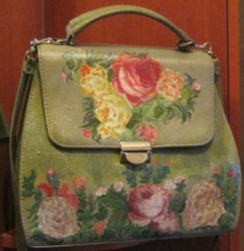 Как украсить сумку из кожзама. Добавляем цвета