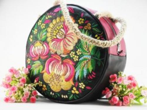 Как украсить сумку из кожзама. Добавляем цвета