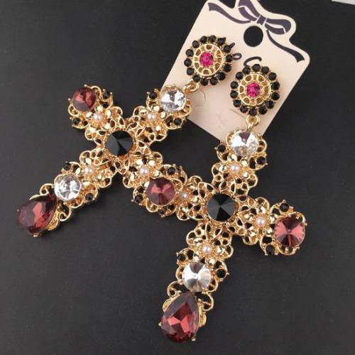 Какие украшения или аксессуары могут подчеркнуть индивидуальность и придать ухоженный вид. Как при помощи бижутерии выразить свою индивидуальность