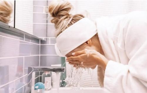 Можно ли использовать маски для сухой увядающей кожи, если кожа одновременно чувствительная. Умывание при чувствительной коже, снятие макияжа - как уменьшить стянутость кожи после умывания.