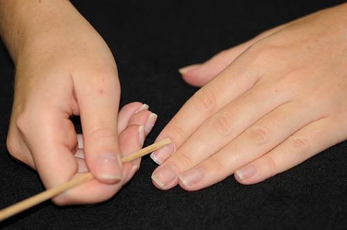 Ошибки при нанесении гель-лака в домашних условиях. Нарушение правил носки маникюра 02