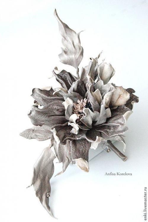Цветы из кожи на сумку. 