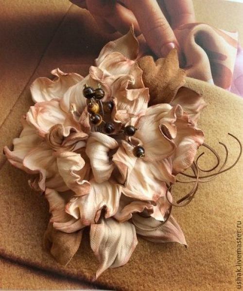 Цветы из кожи на сумку. 