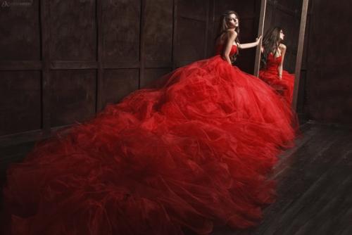 Девушки, специально для вас 28, 30 и 31 января большой фотодень с шикарными вечерними платьями в самой большой студии Москвы. 03