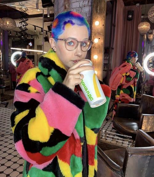 Красно - сине - голубой: цвет волос 13-летней дочери глюкозы становится все экстравагантнее! 02