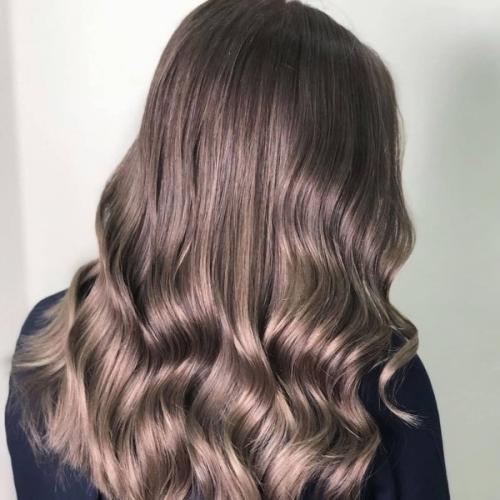 В 2024 году модные тенденции окрашивания волос включают в себя несколько интересных направлений. 02 В 2024 году модные тенденции окрашивания волос включают в себя несколько интересных направлений. 02