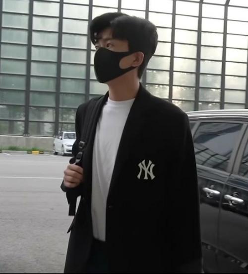 === Им Ён Ун пробует стиль айдола. 06