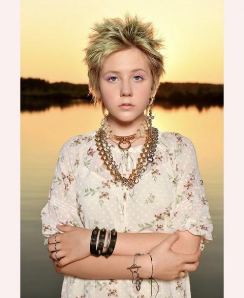 Красно - сине - голубой: цвет волос 13-летней дочери глюкозы становится все экстравагантнее! 01