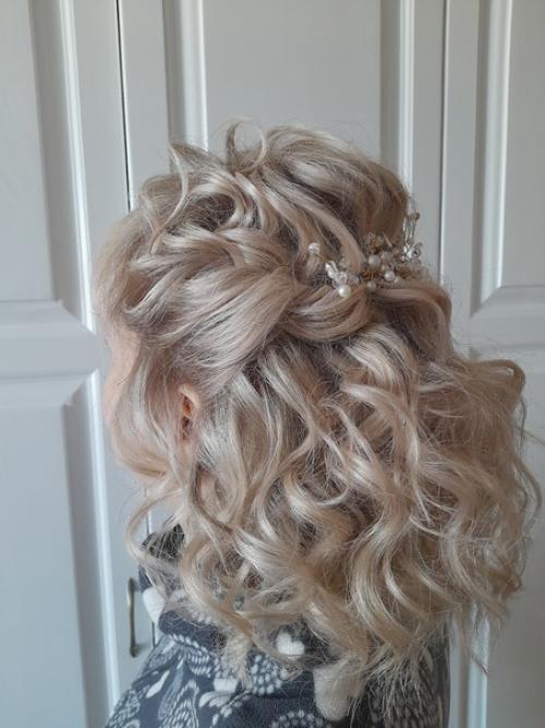 Каждая представительница прекрасного пола хочет выглядеть шикарно ежедневно, ну а тем более - в такие памятные дни, как выпускной или свадьба. 02