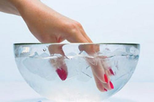 Чем полезна вода с солью для ногтей? 01 Чем полезна вода с солью для ногтей? 01