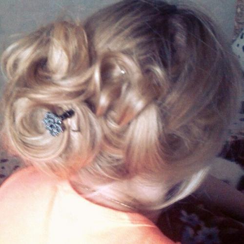 Дорогие девушки, предлагаю вам сделать красивую причёску и макияж, как для какого либо праздника, так и просто для вечера с любимым человеком. 03