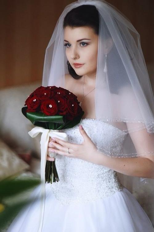 Москва.  Визажист - стилист со стажем около 10 лет, мастер по причёскам, бровист. 02