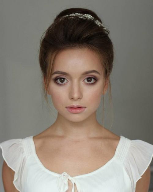 На следующей неделе в дневное время нужны модели на макияж и прически. 01