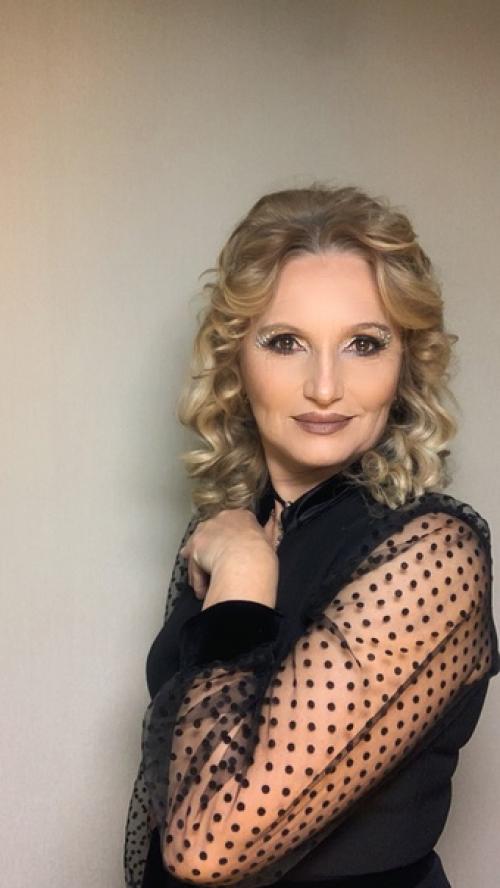 Макияж создан для того, чтобы женщина преобразилась и была уверена в себе. 01