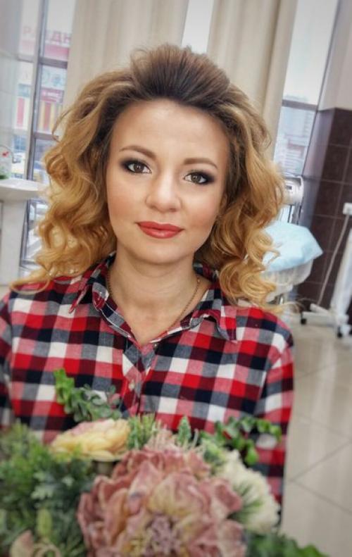 На завтра срочно требуется модель на прическу и макияж. 01