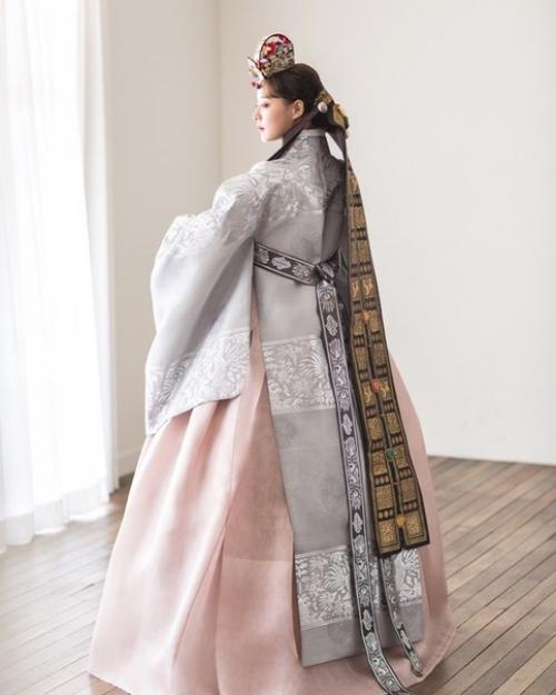 10 свадебных образов, которые перевернут ваше представление о традиционных невестах. 05