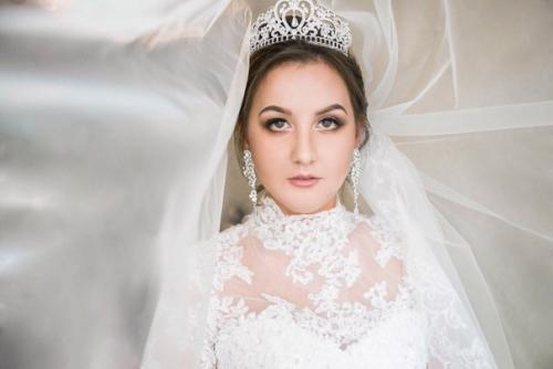 Модель на макияж и локоны ищу? 02