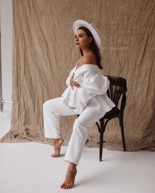 Мы очень любим создавать образы для беременных и делаем это всегда с большим трепетом. 01