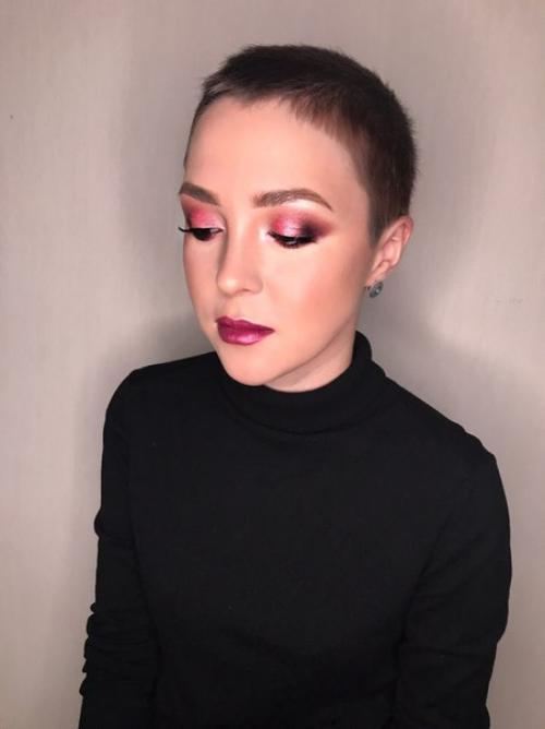 Листай?  Какая красивая девушка сегодня на макияже была? 01