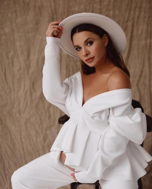 Мы очень любим создавать образы для беременных и делаем это всегда с большим трепетом. 02