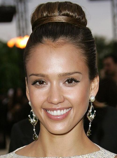 Будь в тренде: 10 высоких причесок звезд, которые нужно повторить? 05