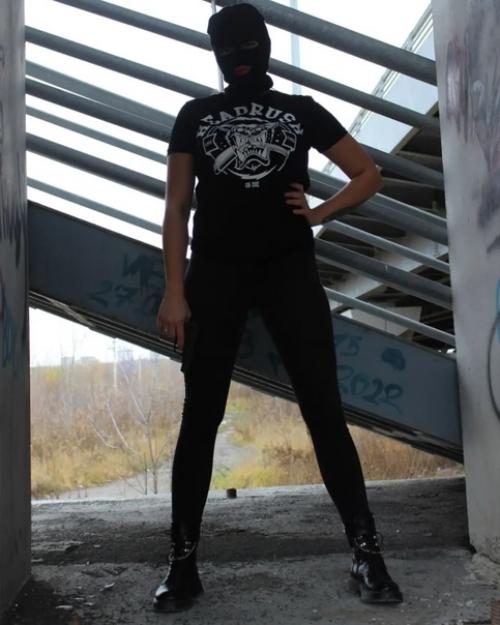 Моя первая фотосессия за 30 годиков в стиле Gangstaкто то спросит почему не выбрала фотостудию, макияж, красивую прическу и платьк? 06