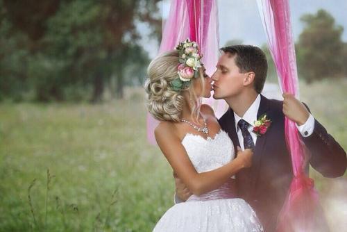 Девочки?  Теперь в нашей студии, по предварительной записи, вы всегда сможете сделать причёску по любому случаю? 03