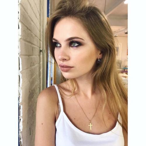 Дорогие дамы!  Меня зовут Анастасия - стилист по причёскам и профессиональный визажист? 01