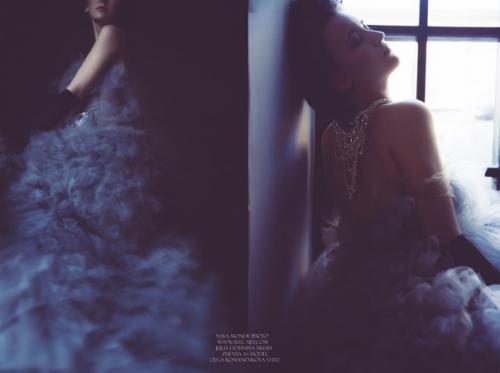 Фотодень.  Обнажение души или мистичная девушка в полутьме. 01