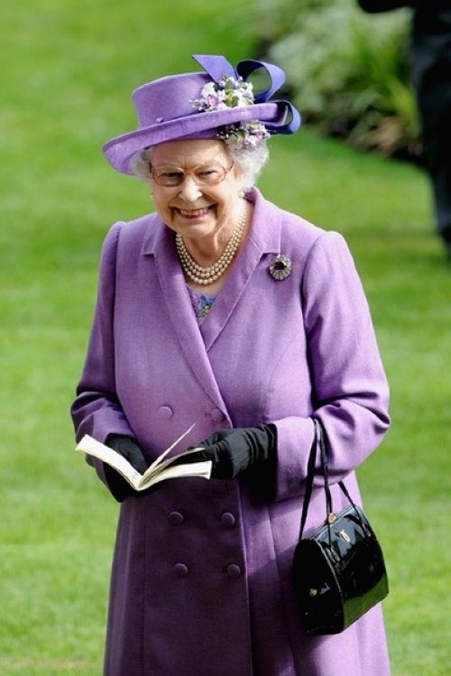 В 13 лет она стала наследницей престола, а уже в 26 надела на голову корону - и стала самым влиятельным монархом и живым символом Великобритании. 04