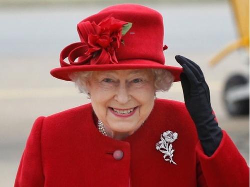 В 13 лет она стала наследницей престола, а уже в 26 надела на голову корону - и стала самым влиятельным монархом и живым символом Великобритании. 02