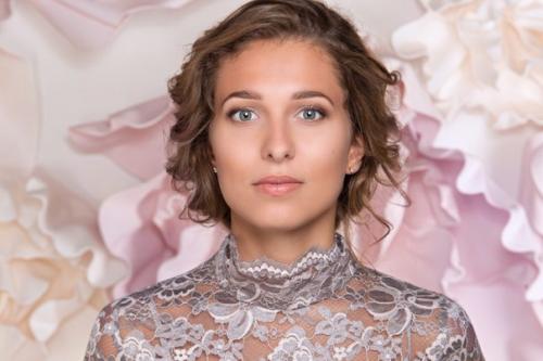 Милые девушки!  Я сертифицированный мастер по причёскам и макияжу, обучалась в Москве. 07