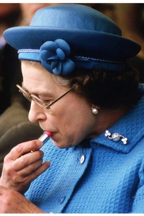 В 13 лет она стала наследницей престола, а уже в 26 надела на голову корону - и стала самым влиятельным монархом и живым символом Великобритании. 01