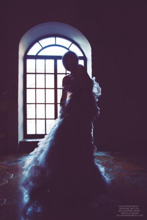 Фотодень.  Обнажение души или мистичная девушка в полутьме. 04