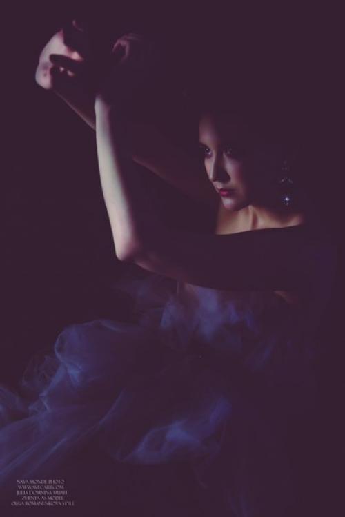 Фотодень.  Обнажение души или мистичная девушка в полутьме. 06