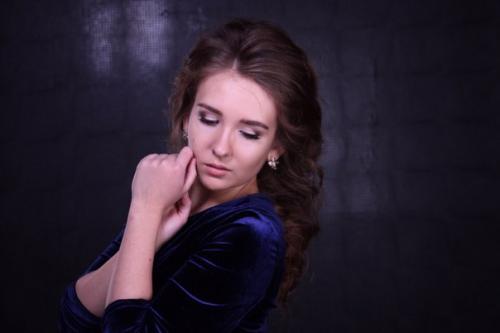 Милые девушки!  Я сертифицированный мастер по причёскам и макияжу, обучалась в Москве. 03