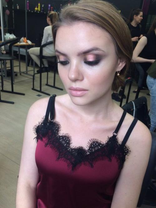 Дорогие дамы!  Меня зовут Анастасия - стилист по причёскам и профессиональный визажист? 09