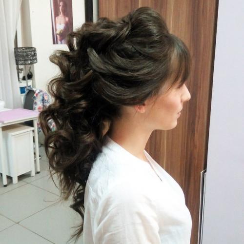 Здравствуйте?  Меня зовут Виктория, я сертифицированный стилист по свадебным прическам и макияжу. 02