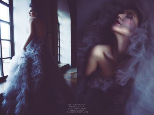 Фотодень.  Обнажение души или мистичная девушка в полутьме. 07