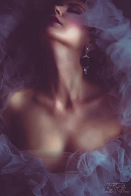 Фотодень.  Обнажение души или мистичная девушка в полутьме. 08