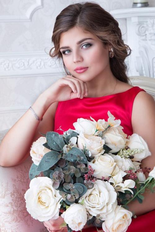 Милые девушки!  Я сертифицированный мастер по причёскам и макияжу, обучалась в Москве. 01