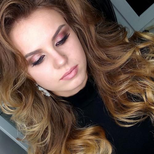 Здравствуйте?  Меня зовут Виктория, я сертифицированный стилист по свадебным прическам и макияжу. 01