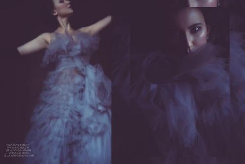 Фотодень.  Обнажение души или мистичная девушка в полутьме. 09