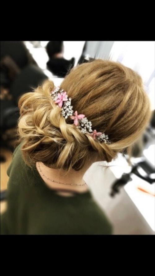 Делаю прическу любой сложности, принимаю в салоне красоты, а так же с выездом на дом, практикую макияж. 02