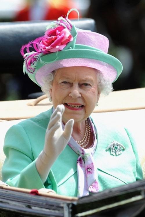 В 13 лет она стала наследницей престола, а уже в 26 надела на голову корону - и стала самым влиятельным монархом и живым символом Великобритании. 03