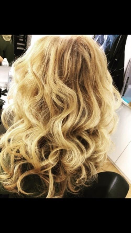 Делаю прическу любой сложности, принимаю в салоне красоты, а так же с выездом на дом, практикую макияж. 06